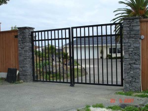 product-Black%20manufactured%20gates-Plant-People-20-5-07-NNW3[1]